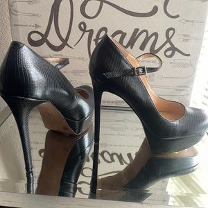 Jessica Simpson platform pump!